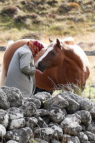 queen-elizabeth-ii-feeding-her-horses-scotland-2018