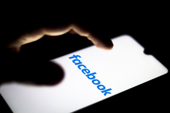 Facebook elimină şi interzice sute de conturi ale unei facţiuni de extremă dreaptă. Gruparea este catalogată în SUA drept „violentă” şi „anti-guvernamentală”