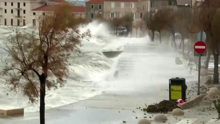Croaţia, lovită de furtuni: Vânt puternic, inundaţii şi valuri de 6 metri