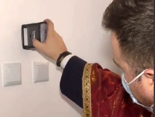 Un preot român a ajuns vedetă pe Tik Tok, după ce a aplicat o ştampilă în formă de cruce pe peretele unei case. Videoclipul are peste 1 milion de vizualizări