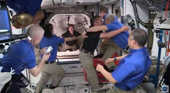Moment de bucurie după 24 de ore petrecute pe orbită. Capsula privată SpaceX a andocat la Staţia Spaţială Internaţională
