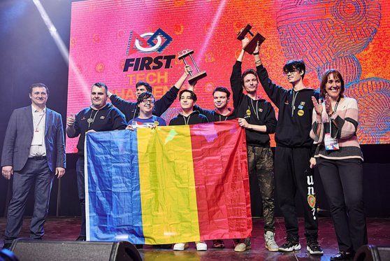 România a câştigat aurul la Campionatul Internaţional de Robotică cu puşti de 13 ani. Antrenorul lor este ”un copil într-un corp de adult”