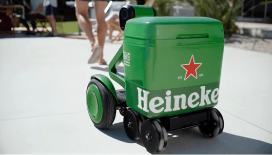 Heineken a creat robotul care îşi urmăreşte stăpânul şi îl serveşte cu bere rece. Cine poate avea un astfel de ”partener”