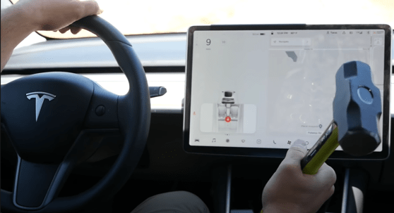 Tableta de control a maşinii Tesla Model 3, supusă la testul ciocanului de un vlogger