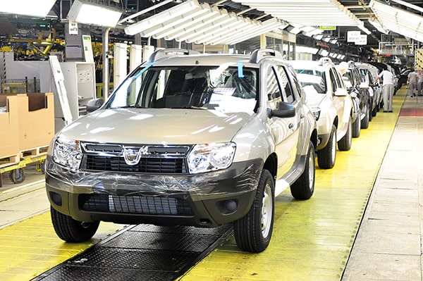 Lovitură pentru industria auto din România: Vinde Renault uzina de la Mioveni?