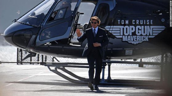 Tom Cruise a venit cu elicopterul la premiera „Top Gun: Maverick”