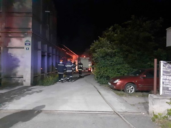Incendiu de proporţii într-un depozit de hârtie igienică de lângă Bucureşti