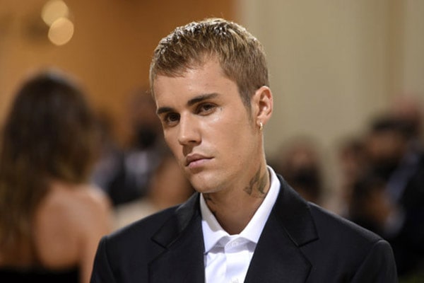 Justin Bieber spune că se străduieşte să se recupereze după o paralizie parţială a feţei