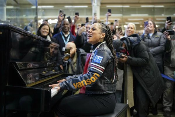 O cântăreaţă celebră a cântat la pian într-o gară din Londra